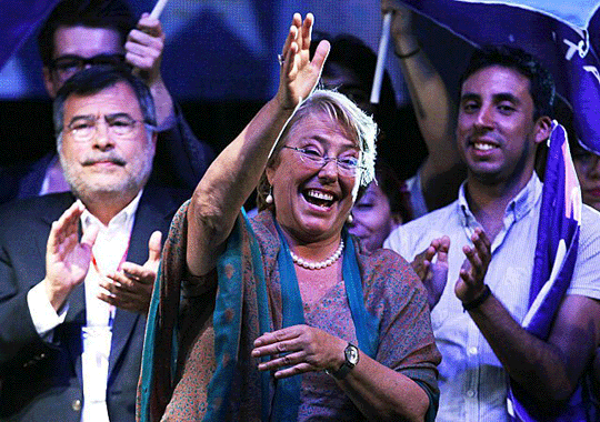 Michelle Bachelet waving