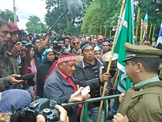 A crowd of Mapuches outside the courts