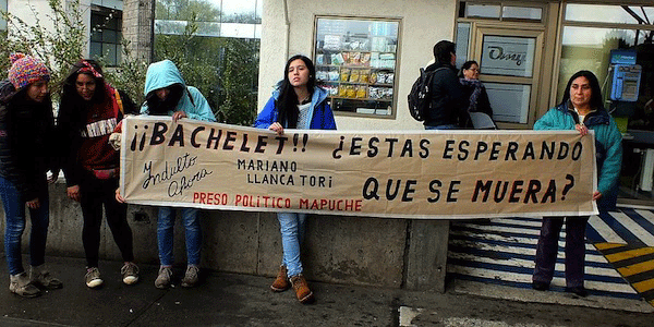 Supporters protest for a pardon for Tori outside of the Temuco hospital where he was rushed Tuesday. Photo courtesy of Mapuexpress.org